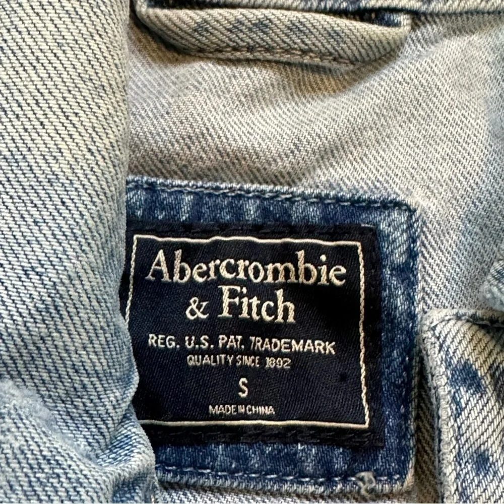 🔆 Abercrombie & Fitch Cropped Patchwork Denim Jacket - Small